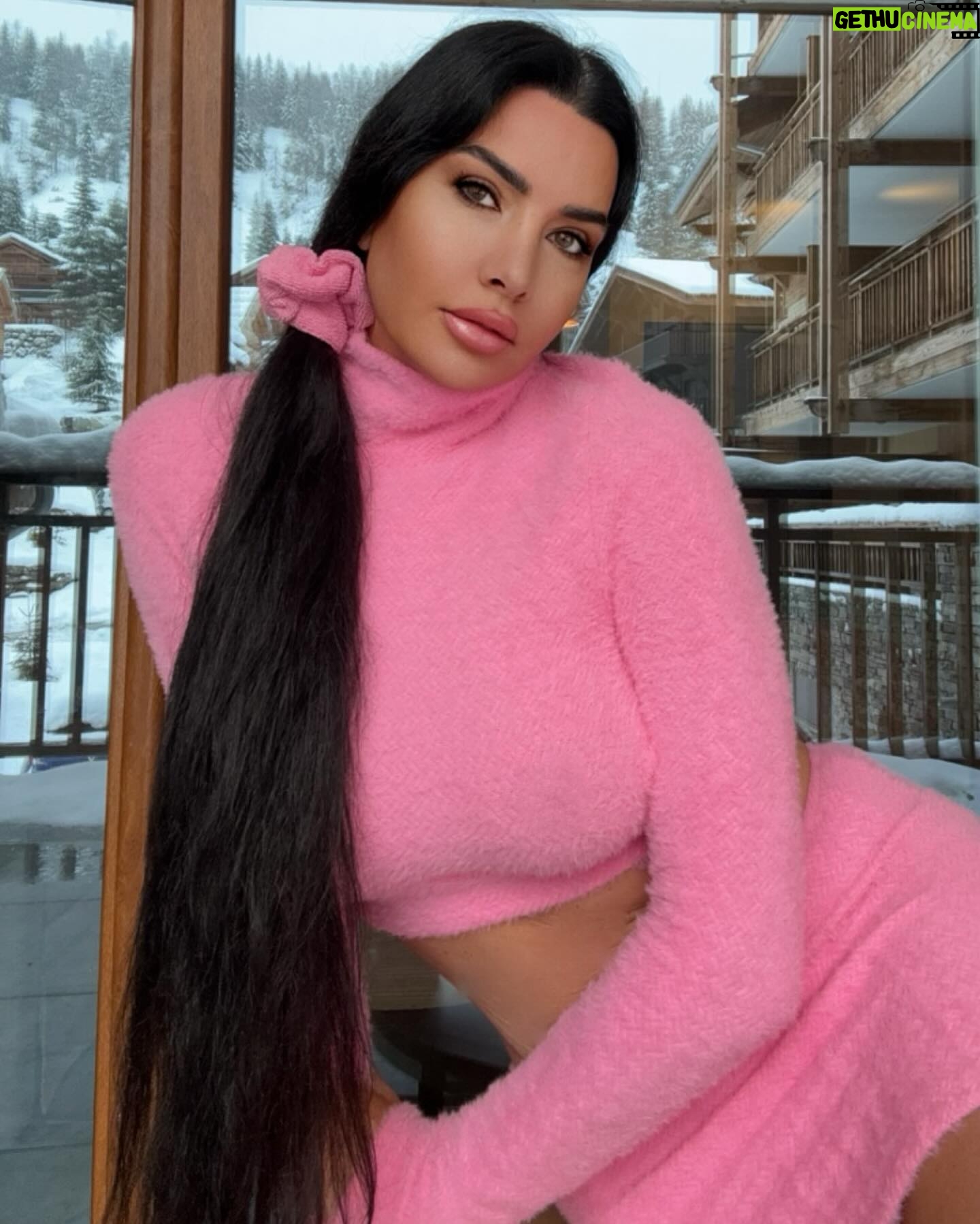 Lamitta Frangieh Instagram - What a beautiful morning ❄️ ⛄️ 🇫🇷
.
.
#frenchalps #snow #vacation #love #vacationmode #lamittafrangieh #breakfasttime #mountainlovers #winterfashion #relaxation #peaceofmind