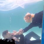 Kristina Asmus Instagram - Трюк выполнен профессиональными партнёрами. Не пытайтесь повторить его с незнакомым мужчиной 😅
Это была невероятная подводная съемка! 🔥 Я сначала не поняла как погружаться, а потом каааак поняла 😂 И так вошла во вкус, шо Кристина Акваменовна провела под водой 3 часа и потом вылезать не хотела))))
Это мы снимали афишу иммерсивного шоу «Вернувшиеся», слоган которого - полное погружение 🪬
Особенность этого шоу - отсутствие дистанции между актёром и и зрителем. Мы играем прям рядом с вами настолько близко, что слышно наше дыхание и видно каждую пору)), а после шоу мы спускается в бар и общается с гостями. О, как!)) 🔮
Я играю уже ЗАВТРА - 4 апреля! Так шо, жду вас на нежнейшие обнимашки на @dashkov5 

Промокод на скидку: ASMUS 

До устречи 💙