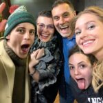 Kristina Asmus Instagram - Сегодня День театра. Один из важнейших для меня дней в году 🤍 Театру я посвящаю много времени и преданно отдаю ему приоритет в профессии. 12 лет я работаю в театре Ермоловой под руководством Олега Меньшикова 🫂 Это мой дом, мой спасательный круг, это дело моей жизни. Здесь я исследую свои личные и профессиональные границы. И это нескончаемый процесс 🧬
Жаль, что многие актёры не хотят работать в театре. Это ежедневный тренинг, который можно получить только в репзале и на сцене. Это необходимое преодоление и бесконечная учёба. 
И жаль, что в театр ходит так мало людей… Это самое настоящее искусство. Самое прямое и живое 👐🏻
Аль Пачино говорил: «Я бы сравнил театр с хождением по канату в ста футах над землёй и безо всякой страховки. А в кино канат лежит на полу.»
Я вам напишу расписание, а вы (если будут силы) приходите посмотреть на наше хождение по канату))) Исповедуюсь вам и подышим 🫀

 29 марта - «Леди Макбет Мценского уезда» @ermolovskiy_theatre 
4 апреля - «Вернувшиеся» @dashkov5 
7 апреля - «Леди Макбет Мценского уезда»
21 апреля - «Вернувшиеся»
23 апреля - «Утиная охота»  @ermolovskiy_theatre 
28 апреля - «Леди Макбет Мценского уезда»