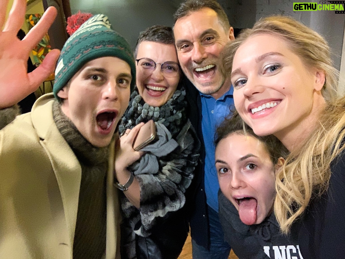 Kristina Asmus Instagram - Сегодня День театра. Один из важнейших для меня дней в году 🤍 Театру я посвящаю много времени и преданно отдаю ему приоритет в профессии. 12 лет я работаю в театре Ермоловой под руководством Олега Меньшикова 🫂 Это мой дом, мой спасательный круг, это дело моей жизни. Здесь я исследую свои личные и профессиональные границы. И это нескончаемый процесс 🧬
Жаль, что многие актёры не хотят работать в театре. Это ежедневный тренинг, который можно получить только в репзале и на сцене. Это необходимое преодоление и бесконечная учёба.
И жаль, что в театр ходит так мало людей… Это самое настоящее искусство. Самое прямое и живое 👐🏻
Аль Пачино говорил: «Я бы сравнил театр с хождением по канату в ста футах над землёй и безо всякой страховки. А в кино канат лежит на полу.»
Я вам напишу расписание, а вы (если будут силы) приходите посмотреть на наше хождение по канату))) Исповедуюсь вам и подышим 🫀
29 марта - «Леди Макбет Мценского уезда» @ermolovskiy_theatre
4 апреля - «Вернувшиеся» @dashkov5
7 апреля - «Леди Макбет Мценского уезда»
21 апреля - «Вернувшиеся»
23 апреля - «Утиная охота» @ermolovskiy_theatre
28 апреля - «Леди Макбет Мценского уезда»