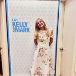 Jessica Capshaw Instagram - Friday morning fun with @livekellyandmark 🩷