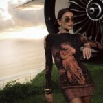 Ayza Anokhina Instagram – Я только что, под последним рилсом прочитала о себе десятки приятнейших слов!! Десятки комплиментов и самых искренних слов! И я сижу как дура и радуюсь) ведь только вчера я находилась в уничтожающей меня пустоте, меня сжирало чувство одиночества и уверенность, что никому я не могу понравиться 😅 да! Так и было) писала своему другу слезные сообщения, что боюсь мужчин! Боюсь внимания! Боюсь, что отвергнут или снова все будет как обычно. Писала ему, что не готова на меньшее, но и не готова из-за одиночества быть абы с кем! Что мне страшно, что я никогда уже не смогу полюбить и меня, такую взрослую с детьми не полюбят) и ваши слова придают мне силу) честно! 
Спасибо вам снова за эту сумасшедшую поддержку) и да) с психотерапевтом мы с этим работаем)) я уже не влюбляюсь в каждого встречного поперечного нарцисса 😹 но травма отверженности она сильная и болючая) но я справлюсь) в общем, если вы думаете, что я такая уверенная в себе фифа 😹😅 то это не так)) хотя))) я и правда красивая, и умная, и слежу за своим телом! И за душой) и хозяюшка и богачка 😹😹😹 но все равно призраки прошлого кусаются) люблю вас ❤️