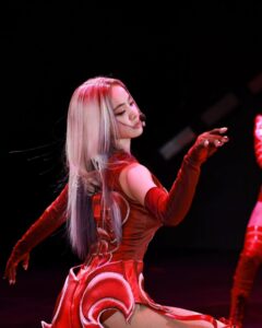 Jolin Tsai Instagram - 看上了你 
能怎麼著
#美杜莎 女士
#uglybeauty2024佛山站