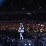 Jolin Tsai Instagram - 粉絲煲都有積極練習 ohlalala 軍訓有理😂😂
連惡之必要都唱很滿  峨眉景~~~
#uglybeauty2024佛山站