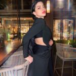 Merve Boluğur Instagram - Bu siyah ceket vazgeçilmezim...tam benimle örtüşen🙂..bu pazarımız şahane geçsin👻
