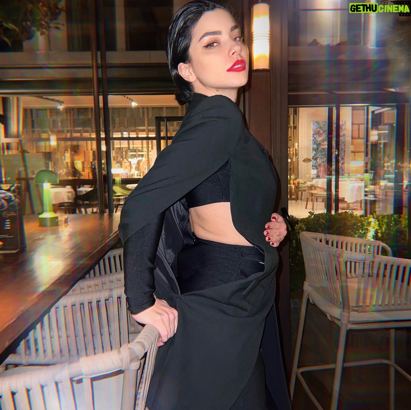 Merve Boluğur Instagram - Bu siyah ceket vazgeçilmezim...tam benimle örtüşen🙂..bu pazarımız şahane geçsin👻