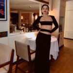 Merve Boluğur Instagram - Bir Merve Boluğur klasiği siyah vazgeçilmezim kıyafette biliyorsunuz..kırmızı rujla tamamladım..kıyafetim arkadaşımın tasarımı @duygu ...oldu bence🖤