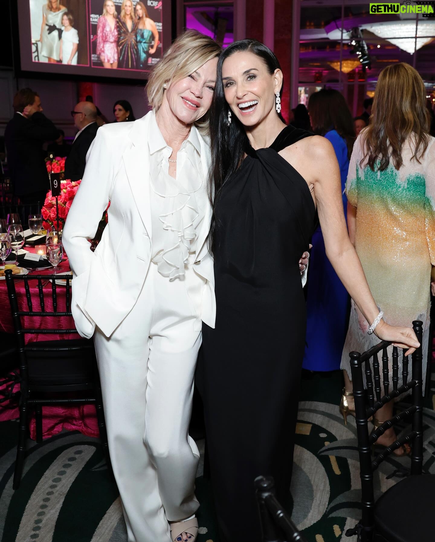 Demi Moore Instagram - A powerful night recognizing and celebrating the incredible work of the Women’s Cancer Research Fund ♥️ @wcrfcure