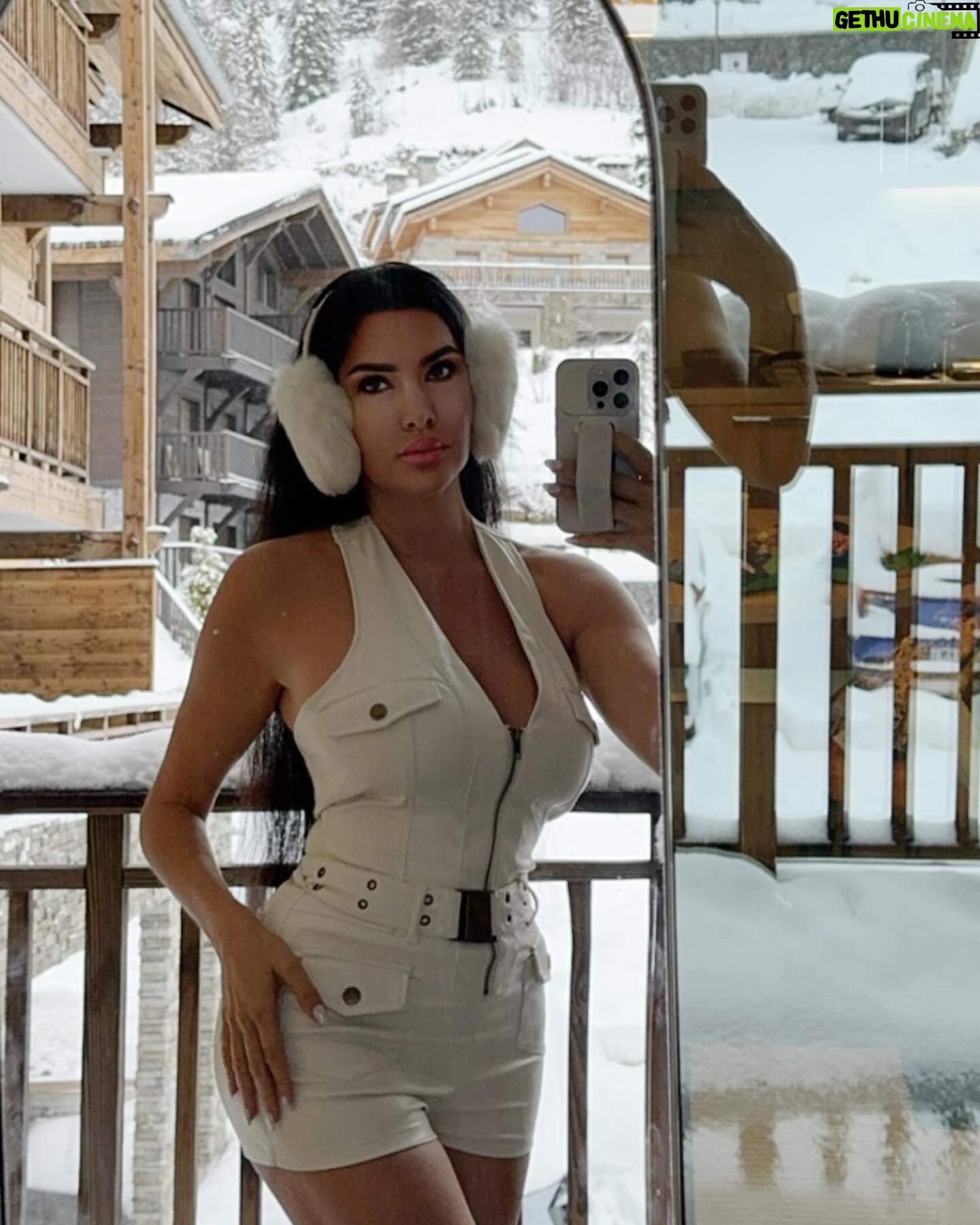 Lamitta Frangieh Instagram - White on white ❄️ by @FashionNova 🤍
Feminine energy faux leather romper
.
.
.
#fashionnovaambassador #fashionnovacurve #fashionnovababe #fashionnovaoutfit #frenchalps🇫🇷 #snowwhite #lamittafrangieh #fashionnovamodels #usa #newcollection