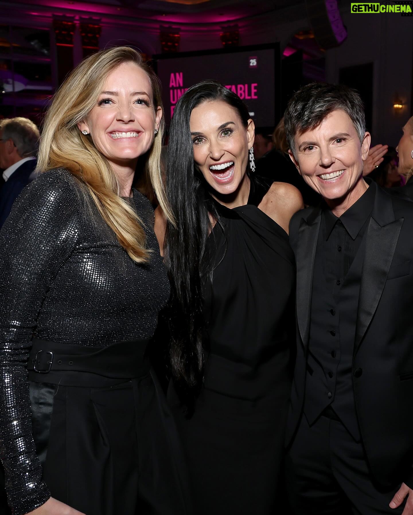 Demi Moore Instagram - A powerful night recognizing and celebrating the incredible work of the Women’s Cancer Research Fund ♥️ @wcrfcure