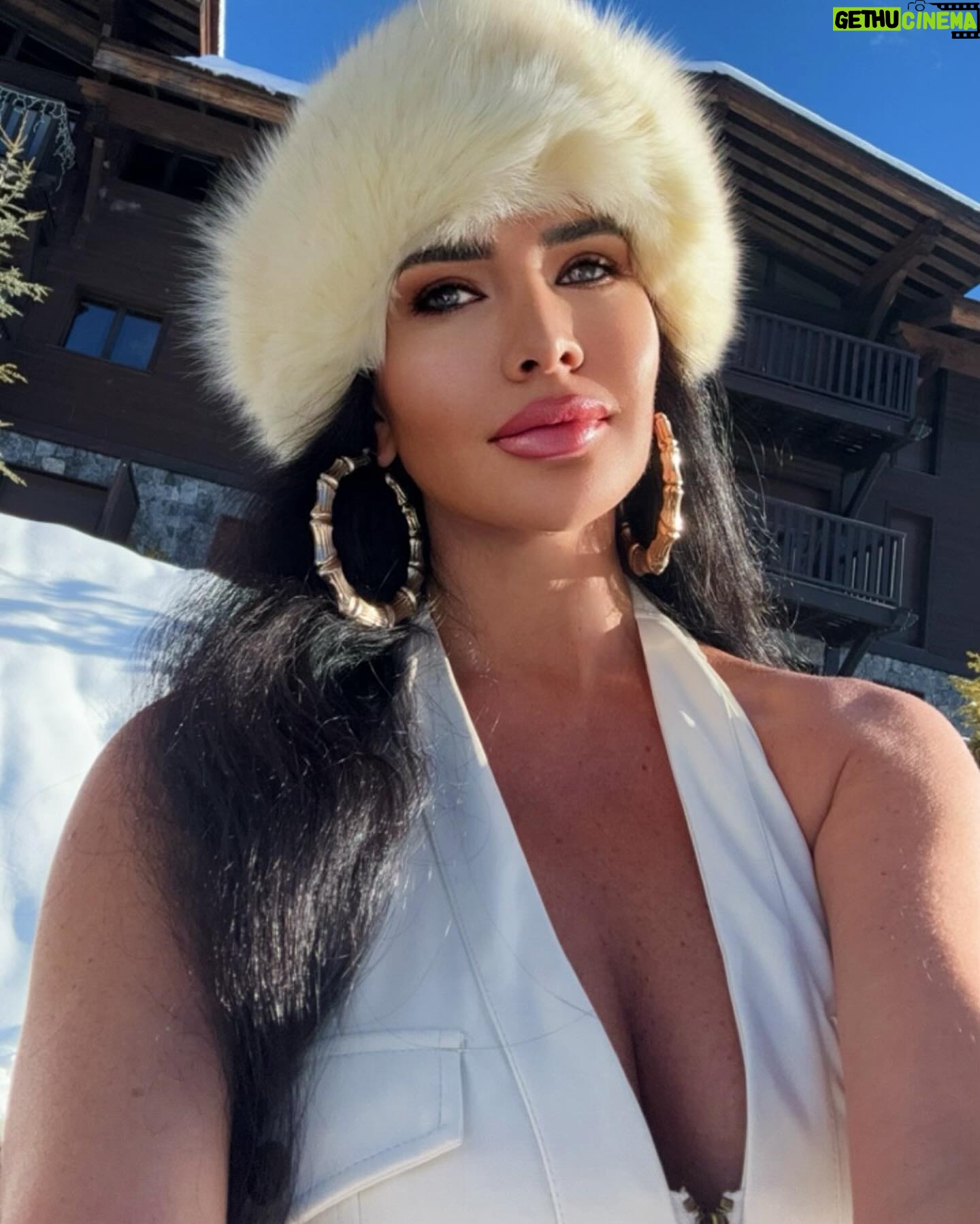 Lamitta Frangieh Instagram - White on white ❄️ by @FashionNova 🤍
Feminine energy faux leather romper
.
.
.
#fashionnovaambassador #fashionnovacurve #fashionnovababe #fashionnovaoutfit #frenchalps🇫🇷 #snowwhite #lamittafrangieh #fashionnovamodels #usa #newcollection