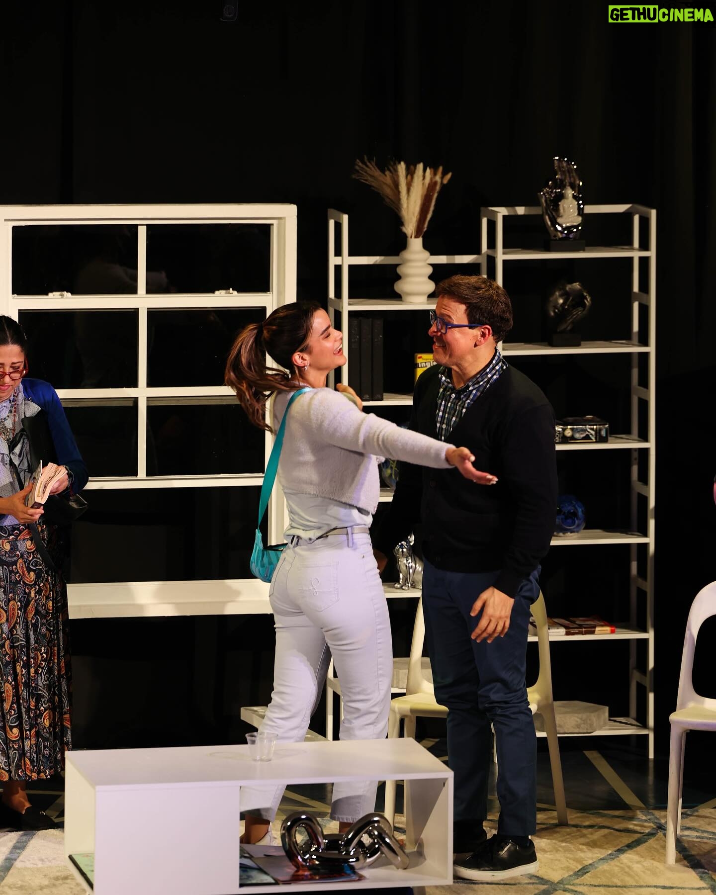 Clarissa Molina Instagram - Todavía ando flotando luego del maravilloso estreno de la obra de teatro Toc Toc anoche en Miami en el @towertheaterculturalcenter Me siento bendecida de una vez más gracias a @manumanumendoza (que no se da por vencido conmigo) 😂 de volver a las tablas por segunda ocasión! Cada vez me enamoro más del teatro. Gracias @layla_vargas por estar a mi lado siempre en este proceso! Que gran reto como actriz has sido todo este proceso, pero que gratificante al final. Que honor trabajar con amigos y nuevos amigos, que talentosos son wow! Anoche brillaron!🤩🤯🥹💖
Les invito a que no se la pierdan esta noche a las 7p.m para que se rían un buen rato y aparte llevarse un gran mensaje.
Gracias @chepejose por captar estos momentos mágicos. ✨📸 eres increíble!
NOS VEMOS ESTA NOCHE MIAMI. 🎭 Que viva el teatro!