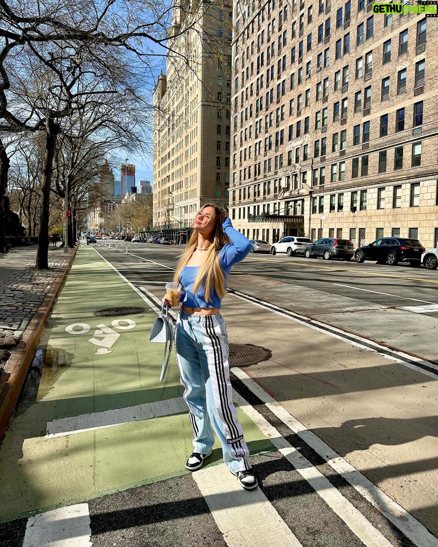 Julia Beautx Instagram - New York Tag 1 wurde erfolgreich gemeistert, in der Erinnerungskiste der positiven Ereignisse ganz oben abgelegt und mit Stern markiert