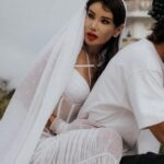 Ayza Anokhina Instagram - Я только что, под последним рилсом прочитала о себе десятки приятнейших слов!! Десятки комплиментов и самых искренних слов! И я сижу как дура и радуюсь) ведь только вчера я находилась в уничтожающей меня пустоте, меня сжирало чувство одиночества и уверенность, что никому я не могу понравиться 😅 да! Так и было) писала своему другу слезные сообщения, что боюсь мужчин! Боюсь внимания! Боюсь, что отвергнут или снова все будет как обычно. Писала ему, что не готова на меньшее, но и не готова из-за одиночества быть абы с кем! Что мне страшно, что я никогда уже не смогу полюбить и меня, такую взрослую с детьми не полюбят) и ваши слова придают мне силу) честно! 
Спасибо вам снова за эту сумасшедшую поддержку) и да) с психотерапевтом мы с этим работаем)) я уже не влюбляюсь в каждого встречного поперечного нарцисса 😹 но травма отверженности она сильная и болючая) но я справлюсь) в общем, если вы думаете, что я такая уверенная в себе фифа 😹😅 то это не так)) хотя))) я и правда красивая, и умная, и слежу за своим телом! И за душой) и хозяюшка и богачка 😹😹😹 но все равно призраки прошлого кусаются) люблю вас ❤️