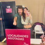 Gimena Accardi Instagram - finalmente, esta semana estrenamos EN OTRAS PALABRAS, y ni siquiera se como explicar lo que siento. todo es soñado y angelado. hace 25 años trabajo como actriz, y sin dudas, es el proyecto más sensible y hermoso que hice. distinto a todo y mágico. las críticas son unánimes y superaron todas nuestras espectativas, aplauden de pie y llenaron las funciones. GRACIAS! estamos bajo la dirección y el comando de @nicovazquezok que encontró esta pieza inglesa y la adaptó como los dioses, nos dirigió con la sensibilidad, exigencia y detallismo que requiere una obra así y logró sacar lo mejor de nosotros, te amo, sos EL UNO. un actor amigo que deja la vara muy alta y es la revelación absoluta, me encanta trabajar con vos @andresgill gracias por tu sutileza y entrega arriba del escenario, sos bábaro! una puesta de luces que cobra vida y es un “3er personaje” de la mano de @mariano_demaria el NUMERO UNO en esto! sos fabuloso! la escenografía mitad naturalismo y mitad onírica para explicar a la perfección distintos mundos, sos un capo total @tato.jpg . nuestro asistente de dirección @grassicris siempre al pie, poniendole toda la pasión posible, gracias por estar siempre! los productores de lujo que son familia y amigos, los amo @armodamian @candelariaaudi @paulkirzner y el vestuario que cuenta historias año tras año, gracias @vanemascolook 
todo el equipo técnico que está detrás haciendo todo para que nos luzcamos, abal, seba, gusti, brenda, flor, laura, joaco, sabri, charlie, pablo y charly 2. 
y gracias a la sala @teatrometropolitanok y sus encargados: pablo kompel, ariel stolier, jon goransky y carla por la calidez y el hermoso recibimiento de esta pieza. y gracias a lxs acomodadores, boleterxs y limpieza, todos divinos! ESTAMOS MEGA FELICEEEEES! los esperamos!  @enotraspalabrasteatro