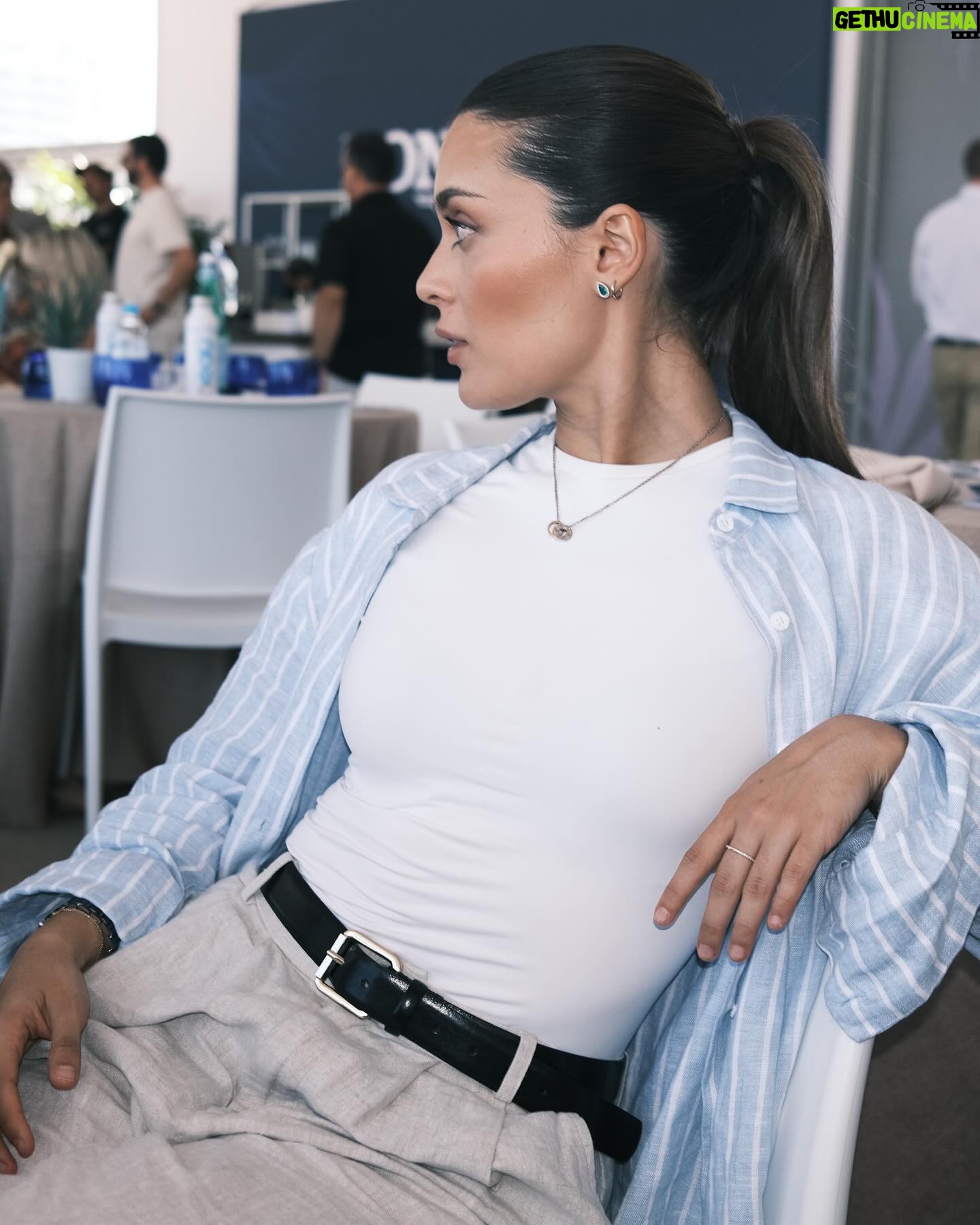 Daniela Calle Instagram - Entre a ver caballos y sali viendo doble 😜 mentiras pero si me dieron una caja de mi champaña favorita 🍾🥂🩵
Gracias @champagnepiaff por la invitacion al @longinesglobalchampionstour de Miami Beach 🏖️🐴
Cadena de manifestación en los comentarios para que sea yo la que esté ahi en el podio algún dia 🤞🏼👇🏼