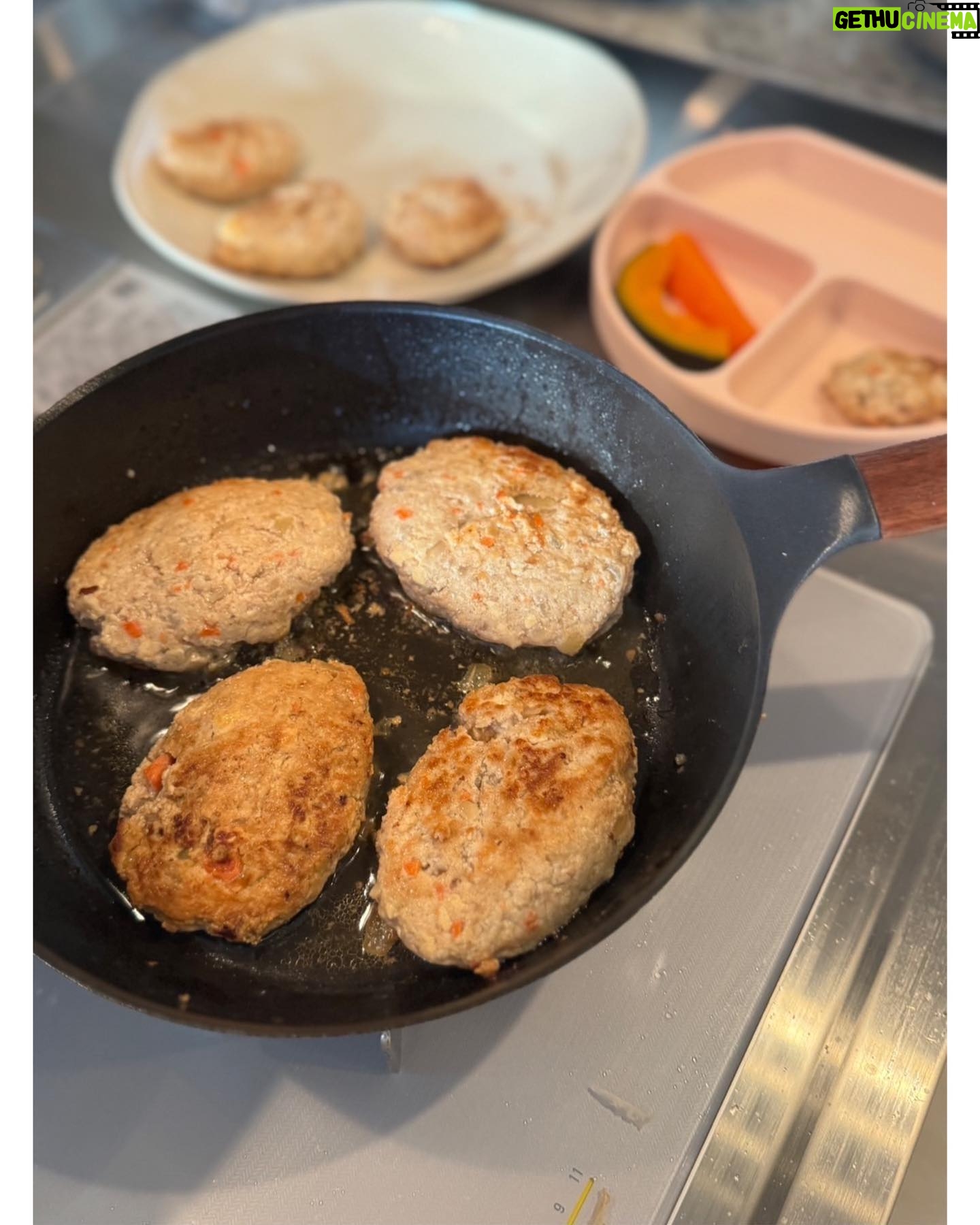 Nozomi Sasaki Instagram - .
つかみ食べの練習👶🏻
豆腐ハンバーグ凄い食べる✨
