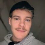 Julia Beautx Instagram - Was wir alles in Albanien erlebt haben - ein Drama in 8 Bildern und Videos: 
Nr. 1: Wir in Handschellen 🥲 
Nr. 2: Wir in irgendeinem Bunker mitten in Albanien aus dem wir ausbrechen mussten. 
Nr. 3: Ich (Julia), als ich erfahren habe, dass ich endlich wieder gepunktet habe! 🥹 
Nr. 4: Ich (Joey), als ich erfahren habe, dass @funk unsere Verhaftung geplant haben, nur um jetzt ein Exit Game zu spielen. (Wtf?!) 
Nr. 5: Das Team, als es einfach noch gefilmt hat, während wir festgenommen wurden. 
Nr. 6: Ich (Julia), bevor ich den halben Raum auseinandergenommen habe, um dieses Exit Game zu lösen. 
Nr. 7: Wir, als wir endlich wieder ins Freie durften! ✨
Nr. 8: Wir, als wir immer noch dachten, dass diese Verhaftung echt ist. (Danke für nichts.)

#juliabeautx #joeysjungle #juliavsjoey