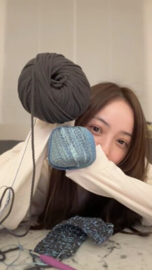 Nozomi Sasaki Instagram - なう。
最近の自分の時間🧶
夜、やるべき事をやり、
後は寝るだけの状態でゆったりと♡
この時間が最高！！！
編み物の写真載せたら、編んでる姿も…とあったので✨
鼻の上、爪で引っ掻いて皮剥けた…
早く治します🙏
#趣味