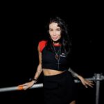 Ayza Anokhina Instagram - Я только что, под последним рилсом прочитала о себе десятки приятнейших слов!! Десятки комплиментов и самых искренних слов! И я сижу как дура и радуюсь) ведь только вчера я находилась в уничтожающей меня пустоте, меня сжирало чувство одиночества и уверенность, что никому я не могу понравиться 😅 да! Так и было) писала своему другу слезные сообщения, что боюсь мужчин! Боюсь внимания! Боюсь, что отвергнут или снова все будет как обычно. Писала ему, что не готова на меньшее, но и не готова из-за одиночества быть абы с кем! Что мне страшно, что я никогда уже не смогу полюбить и меня, такую взрослую с детьми не полюбят) и ваши слова придают мне силу) честно! 
Спасибо вам снова за эту сумасшедшую поддержку) и да) с психотерапевтом мы с этим работаем)) я уже не влюбляюсь в каждого встречного поперечного нарцисса 😹 но травма отверженности она сильная и болючая) но я справлюсь) в общем, если вы думаете, что я такая уверенная в себе фифа 😹😅 то это не так)) хотя))) я и правда красивая, и умная, и слежу за своим телом! И за душой) и хозяюшка и богачка 😹😹😹 но все равно призраки прошлого кусаются) люблю вас ❤️