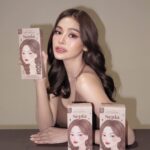 Engfa Waraha Instagram - ครีมย้อมผมโคตะสูตรใหม่✨ สีสวยตรงปกสุด ที่สำคัญกลิ่นหอมมาก สูตรนี้ย้อมแล้วผมไม่ค่อยแห้งเสีย เพราะสารสกัดธรรมชาติบำรุงผมเพิ่มขึ้น พี่ฟ้าว่าดี😍 

⁉️รู้ยังเขามีขายที่ห้างแล้วนะ แจกพิกัด
Beautrium , Lotus‘s ,  eveandboy , Cj , Top , matsumoto ,central , konvy และร้านออนไลน์ทั่วประเทศ

#kota #ครีมย้อมผมโคตะ #ครีมย้อมผมโคตะสูตรใหม่