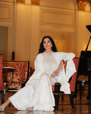 Lamitta Frangieh Instagram - Dubai Nights 🌙✨
Outfit @musedboutique 
📸 @se3aphotography 
Makeup @lasirenegroup 
@palazzoversacedubai 
.
.
#dubainight #lamittafrangieh #palazzoversacedubai #brunette #iconic #ladyinwhite