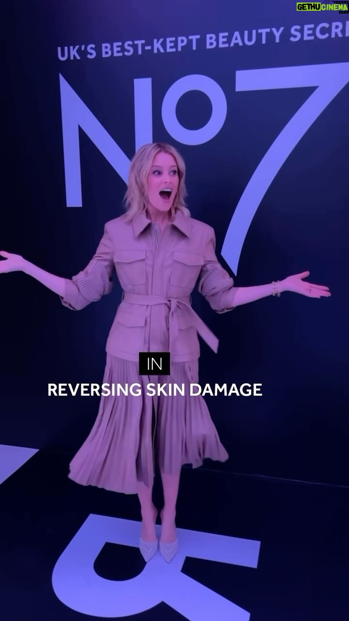 Elizabeth Banks Instagram - We love an outfit transition ๐ My Era of No Regrets is off to a great start thanks to No7โs NEW Future Renew Day Cream. Reversing visible signs of skin damage, so l can focus on whatโs important: serving the lewks ๐ฅ
#NoRegretsEra #NoRegrets
#DontRegretJustReverse #No7Partner @no7usa