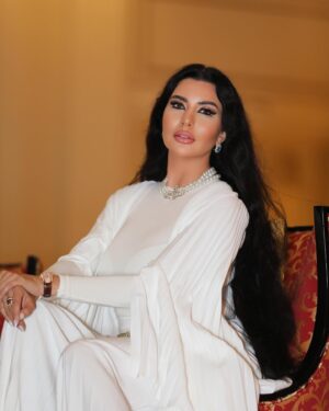 Lamitta Frangieh Instagram - Dubai Nights 🌙✨
Outfit @musedboutique 
📸 @se3aphotography 
Makeup @lasirenegroup 
@palazzoversacedubai 
.
.
#dubainight #lamittafrangieh #palazzoversacedubai #brunette #iconic #ladyinwhite