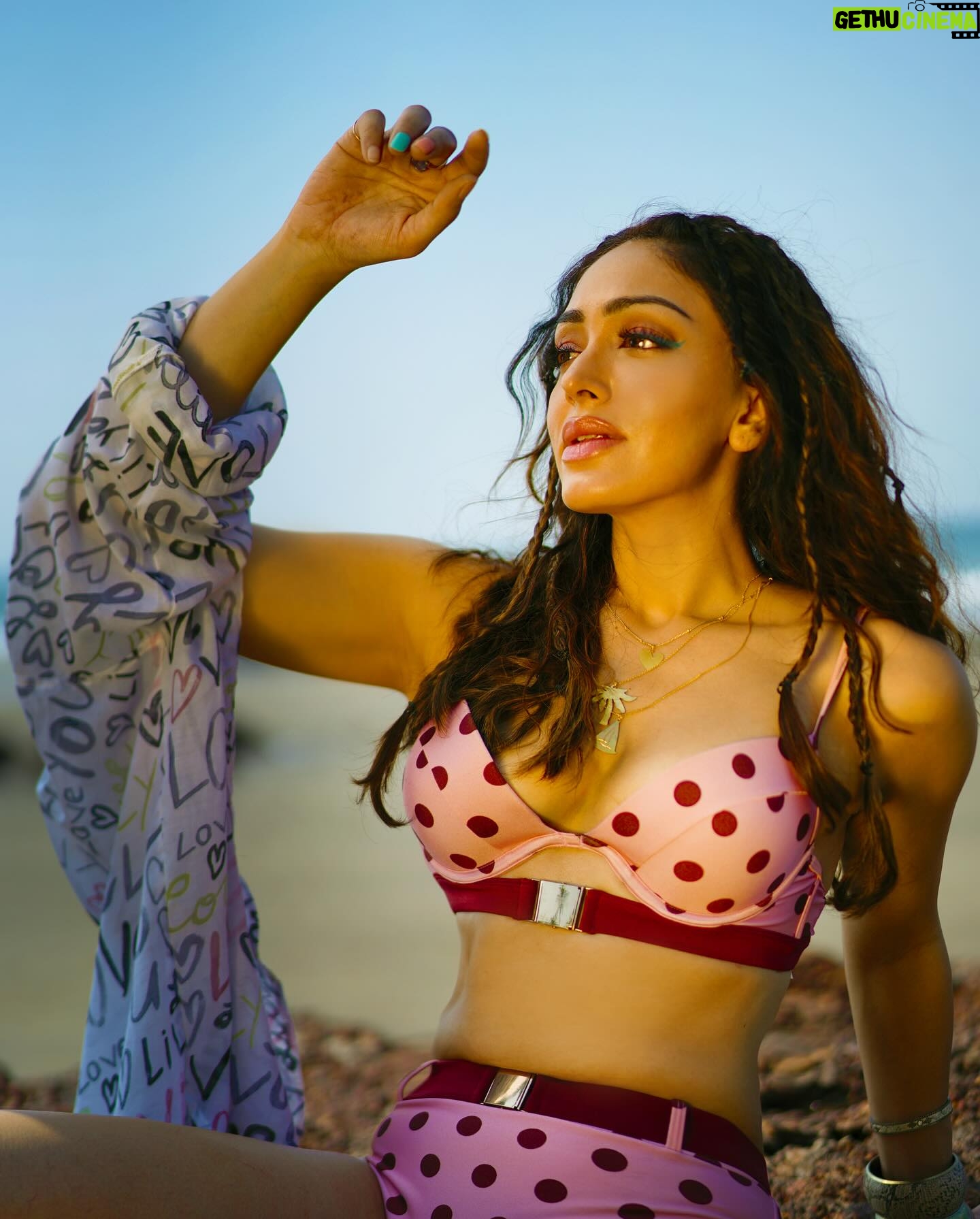 Khushali Kumar Instagram - A bit of pink and polka dots can never go wrong. A happy feel & trend you’ll see a lot this summer ☀️🩷🏖️
#SummerIsHere #PolkaDot #Fashion