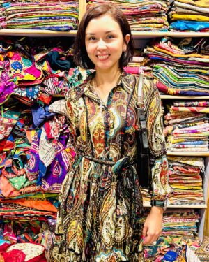 Beauty Gonzalez Instagram - If you are like me and you adore Antique Textiles 
from all the lands intersected by the Ancient Spice Routes, 
then all roads lead to Jaipur. 🩷
A Cave of Wonders for Collectors and designers alike.
They have everything to fill my little collector heart 
and more.
I just can’t get enough 🤎