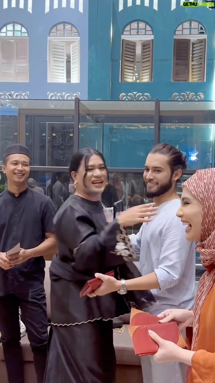 Wawa Zainal Instagram - Duit raya duit raya . Alhamdulillah yg mana dpt duit raya dari majikan syukur.. yang mana tak dapat jangan complaint. Yg penting majikan bayar gaji hehe .
Moga selamat perjalanan balik kampung . Selamat hari raya dari team WAWA . Rasa nak berkongsi duit raya dengan followers wawa bertuah 3 orang. Nnt komen2 wawa choose later k