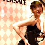 Riisa Naka Instagram - ヴェルサーチェのブランド最⼤級のポップアップストアが
阪急うめだ本館3階 モード ポップ アップ サーカスにて
本日の4⽉3⽇(水)～28日(日)までオープン🌹

今日はポップアップ初日💖
阪急うめだに遊びに行ってきました✈️✨

昨年のミラノコレクションで発表されたメデューサ'95✨ミラノでショーをみたその日からとっても楽しみにしていてやっと日本でお目にかかれた🥹💕
ダイアナ妃が当時使用していたハンドバッグからインスピレーションを得て作られたトップハンドルバッグが中心となりたくさんの新作をチェックできる今回のチャンスをお見逃しなく💋

プリクラもあったり楽しかったぁ😻
社長のパスクアレ・デ・サンティスさんともミラノぶりにご挨拶できました✨

私の目星はピンクのリボンバレエシューズ🩰とカチューシャ🎀✨スーパーモテ💕💕💕

@Versace
#Versace
#VersaceMoments
#VersaceSS24
#VersaceIcons
#PR