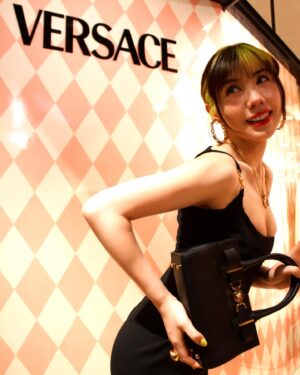 Riisa Naka Instagram - ヴェルサーチェのブランド最⼤級のポップアップストアが
阪急うめだ本館3階 モード ポップ アップ サーカスにて
本日の4⽉3⽇(水)～28日(日)までオープン🌹

今日はポップアップ初日💖
阪急うめだに遊びに行ってきました✈️✨

昨年のミラノコレクションで発表されたメデューサ'95✨ミラノでショーをみたその日からとっても楽しみにしていてやっと日本でお目にかかれた🥹💕
ダイアナ妃が当時使用していたハンドバッグからインスピレーションを得て作られたトップハンドルバッグが中心となりたくさんの新作をチェックできる今回のチャンスをお見逃しなく💋

プリクラもあったり楽しかったぁ😻
社長のパスクアレ・デ・サンティスさんともミラノぶりにご挨拶できました✨

私の目星はピンクのリボンバレエシューズ🩰とカチューシャ🎀✨スーパーモテ💕💕💕

@Versace
#Versace
#VersaceMoments
#VersaceSS24
#VersaceIcons
#PR