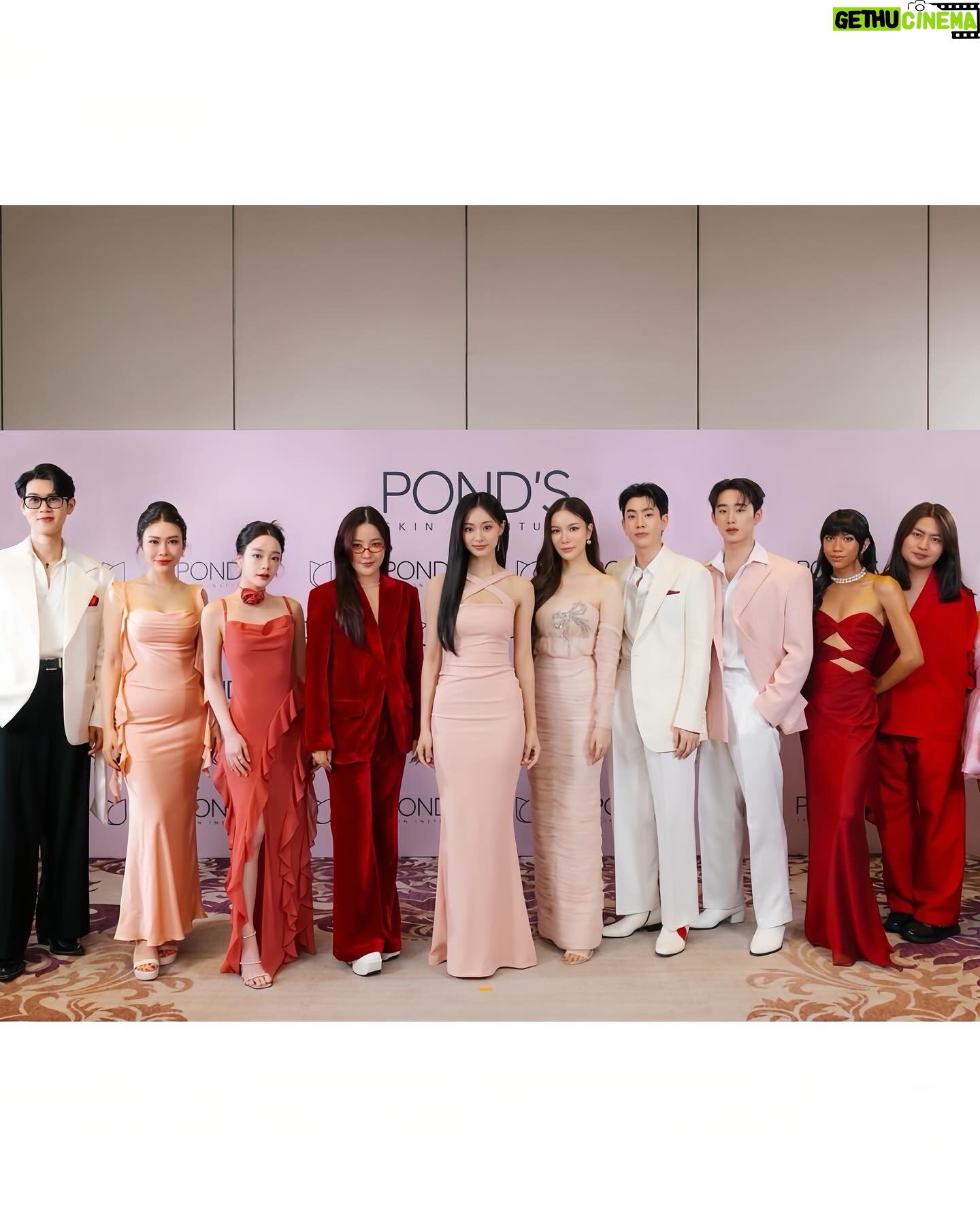 Worranit Thawornwong Instagram - งานสวยเกิ้นนนนน ✨ ครั้งแรกในเอเชีย กับ Pop-up Store ของ Pond’s Skin Institute งานนี้ POND‘S เขาจัดงานMiracles Happen ยิ่งใหญ่จริงๆ ที่กรี๊ดสุดคือได้เจอ TZUYU ด้วย 🌷💗
ต้องมีแล้วนะ ! POND’S Bright Miracle Serum 💓 ปรับสูตรใหม่จริงจังเรื่องวิทยาศาสตร์มากขึ้น เพราะส่วนผสมสุดปังอย่าง Niasorcinol™️ ช่วยผิวสวยกระจ่างใสกันไปเลย 🌷✨
@pondsthailand
#PondsTH
#MiraclesHappen
#PondsSkinInstituteTH