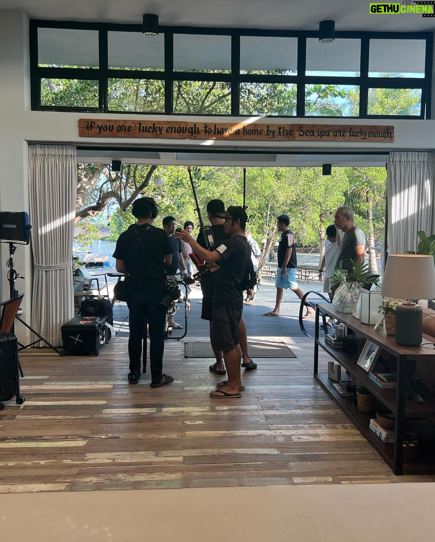Judy Ann Santos Instagram - Hindi ko alam kung paano at saan ako magsisimulang magpasalamat sa mga taong asa likod ng judy ann’s kitchen .. 🥹 halos anim na bwan kami inabot sa pagpepreprod, pagbuo ng team, ng concepto at lahat ng iba pang mga bagong gusto kong mailabas sa judy ann’s kitchen. Walang bahid ng banas at pikon sa pagbuo kasi lahat nagtiwala at naniwala na masaya at magaan na pagbabalik ang gusto ko. Maraming salamat sa aking mga kaibigan sa industriya.. @totosaracho @dmsboongaling @jojitlorenzo , sa walang pagdadalawang isip na umarte sa teaser namin.. isang mensahe lang, oo agad… walang tanong tanong.. ( masyado.. 🤭) titow @odysseyflores salamat sa pagsama sa produksyong binuo natin kasama ng mga top notch boys mo ( naks naman.. 😏😏) nakakakilig isipin na napakalayo na ng narating ng JAK. ❤️ manay @ethelme thank you sa paggabay and pagtutok sa bawat elemento at anggulo na kailangan para makabuo ng isang maayos na production, kasama ang mga supling mo .. salamat at magkasama na tayo uli.. @diongsky @tippyf .. salamat mga anak sa lahat lahat ng suporta sa lahat ng bagay sa buhay ko., mapa trabaho o personal.. alam kong maasahan namin kayo. @juansarte @jeffreyaromin thank you sa pagpapaganda sa akin sa pagbabalik ko sa kusina.. masyado nyong ginalingan.. kahit ako na freshan sa hitsura ko e. 🤭 @_barboleda_ @ralph.mercado @promaryjane thank you dahil sa bawat pagtalon ko, andyan kayo para suportahan ako.. ❤️❤️ at higit sa lahat.. sa buhay ko.. @ryan_agoncillo thank you bub.. for always, always being there.. for calming me pag nakikita mong balisa ako, aa paghawak sa kamay ko pag ninenerbyos ako, sa pagpapaalala sa aking huminga sa mga oagkakataong naooverwhelm ako.. sa pag akap sa akin ng mahigpit sa mga oras na kahit hindi ko alam kailangan ko .. alam mo lagi kung kelan yun.. sa tatlo naming supling.. kayo ang inspirasyon ko.. habang buhay.. ❤️❤️ at sa lahat po ng naghintay at nakapanood na.. maraming maraming salamat.. nakakataba ng puso ang lahat ng mga komento ninyo… ❤️❤️ #forevergrateful #judyannskitchenisback