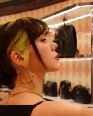 Riisa Naka Instagram - ヴェルサーチェのブランド最⼤級のポップアップストアが
阪急うめだ本館3階 モード ポップ アップ サーカスにて
本日の4⽉3⽇(水)～28日(日)までオープン🌹

今日はポップアップ初日💖
阪急うめだに遊びに行ってきました✈️✨

昨年のミラノコレクションで発表されたメデューサ'95✨ミラノでショーをみたその日からとっても楽しみにしていてやっと日本でお目にかかれた🥹💕
ダイアナ妃が当時使用していたハンドバッグからインスピレーションを得て作られたトップハンドルバッグが中心となりたくさんの新作をチェックできる今回のチャンスをお見逃しなく💋

プリクラもあったり楽しかったぁ😻
社長のパスクアレ・デ・サンティスさんともミラノぶりにご挨拶できました✨

私の目星はピンクのリボンバレエシューズ🩰とカチューシャ🎀✨スーパーモテ💕💕💕

@Versace
#Versace
#VersaceMoments
#VersaceSS24
#VersaceIcons
#PR