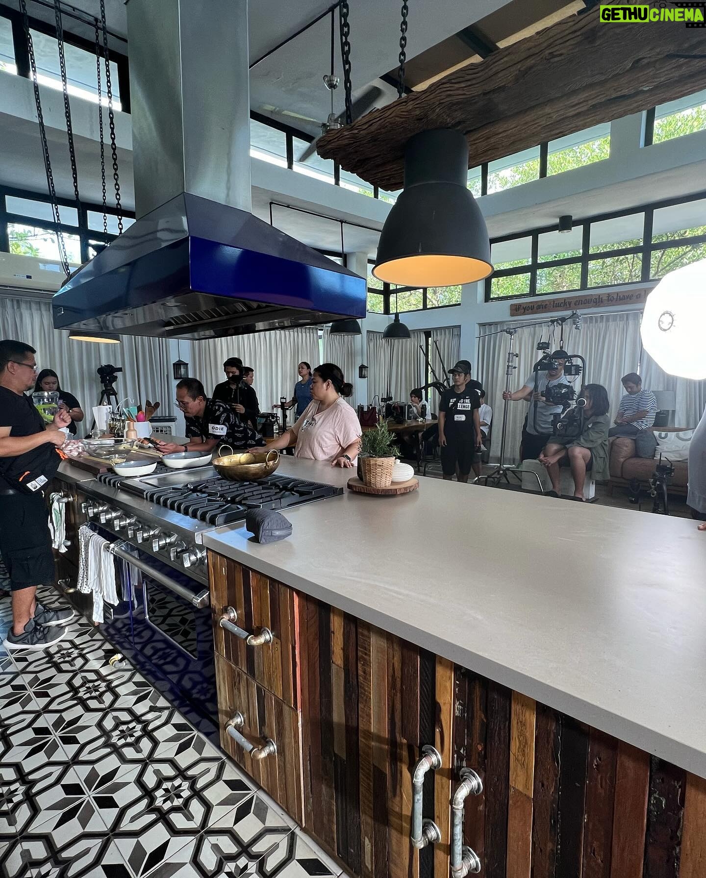 Judy Ann Santos Instagram - Hindi ko alam kung paano at saan ako magsisimulang magpasalamat sa mga taong asa likod ng judy ann’s kitchen .. 🥹 halos anim na bwan kami inabot sa pagpepreprod, pagbuo ng team, ng concepto at lahat ng iba pang mga bagong gusto kong mailabas sa judy ann’s kitchen. Walang bahid ng banas at pikon sa pagbuo kasi lahat nagtiwala at naniwala na masaya at magaan na pagbabalik ang gusto ko. Maraming salamat sa aking mga kaibigan sa industriya.. @totosaracho @dmsboongaling @jojitlorenzo , sa walang pagdadalawang isip na umarte sa teaser namin.. isang mensahe lang, oo agad… walang tanong tanong.. ( masyado.. 🤭) titow @odysseyflores salamat sa pagsama sa produksyong binuo natin kasama ng mga top notch boys mo ( naks naman.. 😏😏) nakakakilig isipin na napakalayo na ng narating ng JAK. ❤️ manay @ethelme thank you sa paggabay and pagtutok sa bawat elemento at anggulo na kailangan para makabuo ng isang maayos na production, kasama ang mga supling mo .. salamat at magkasama na tayo uli.. @diongsky @tippyf .. salamat mga anak sa lahat lahat ng suporta sa lahat ng bagay sa buhay ko., mapa trabaho o personal.. alam kong maasahan namin kayo. @juansarte @jeffreyaromin thank you sa pagpapaganda sa akin sa pagbabalik ko sa kusina.. masyado nyong ginalingan.. kahit ako na freshan sa hitsura ko e. 🤭 @_barboleda_ @ralph.mercado @promaryjane thank you dahil sa bawat pagtalon ko, andyan kayo para suportahan ako.. ❤️❤️ at higit sa lahat.. sa buhay ko.. @ryan_agoncillo thank you bub.. for always, always being there.. for calming me pag nakikita mong balisa ako, aa paghawak sa kamay ko pag ninenerbyos ako, sa pagpapaalala sa aking huminga sa mga oagkakataong naooverwhelm ako.. sa pag akap sa akin ng mahigpit sa mga oras na kahit hindi ko alam kailangan ko .. alam mo lagi kung kelan yun.. sa tatlo naming supling.. kayo ang inspirasyon ko.. habang buhay.. ❤️❤️ at sa lahat po ng naghintay at nakapanood na.. maraming maraming salamat.. nakakataba ng puso ang lahat ng mga komento ninyo… ❤️❤️ #forevergrateful #judyannskitchenisback