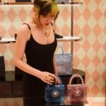 Riisa Naka Instagram - ヴェルサーチェのブランド最⼤級のポップアップストアが
阪急うめだ本館3階 モード ポップ アップ サーカスにて
本日の4⽉3⽇(水)～28日(日)までオープン🌹

今日はポップアップ初日💖
阪急うめだに遊びに行ってきました✈️✨

昨年のミラノコレクションで発表されたメデューサ'95✨ミラノでショーをみたその日からとっても楽しみにしていてやっと日本でお目にかかれた🥹💕
ダイアナ妃が当時使用していたハンドバッグからインスピレーションを得て作られたトップハンドルバッグが中心となりたくさんの新作をチェックできる今回のチャンスをお見逃しなく💋

プリクラもあったり楽しかったぁ😻
社長のパスクアレ・デ・サンティスさんともミラノぶりにご挨拶できました✨

私の目星はピンクのリボンバレエシューズ🩰とカチューシャ🎀✨スーパーモテ💕💕💕

@Versace
#Versace
#VersaceMoments
#VersaceSS24
#VersaceIcons
#PR