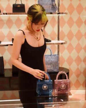 Riisa Naka Instagram - ヴェルサーチェのブランド最⼤級のポップアップストアが
阪急うめだ本館3階 モード ポップ アップ サーカスにて
本日の4⽉3⽇(水)～28日(日)までオープン🌹

今日はポップアップ初日💖
阪急うめだに遊びに行ってきました✈️✨

昨年のミラノコレクションで発表されたメデューサ'95✨ミラノでショーをみたその日からとっても楽しみにしていてやっと日本でお目にかかれた🥹💕
ダイアナ妃が当時使用していたハンドバッグからインスピレーションを得て作られたトップハンドルバッグが中心となりたくさんの新作をチェックできる今回のチャンスをお見逃しなく💋

プリクラもあったり楽しかったぁ😻
社長のパスクアレ・デ・サンティスさんともミラノぶりにご挨拶できました✨

私の目星はピンクのリボンバレエシューズ🩰とカチューシャ🎀✨スーパーモテ💕💕💕

@Versace
#Versace
#VersaceMoments
#VersaceSS24
#VersaceIcons
#PR