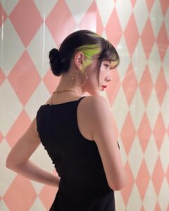 Riisa Naka Instagram - ヴェルサーチェのブランド最⼤級のポップアップストアが
阪急うめだ本館3階 モード ポップ アップ サーカスにて
本日の4⽉3⽇(水)～28日(日)までオープン🌹

今日はポップアップ初日💖
阪急うめだに遊びに行ってきました✈️✨

昨年のミラノコレクションで発表されたメデューサ'95✨ミラノでショーをみたその日からとっても楽しみにしていてやっと日本でお目にかかれた🥹💕
ダイアナ妃が当時使用していたハンドバッグからインスピレーションを得て作られたトップハンドルバッグが中心となりたくさんの新作をチェックできる今回のチャンスをお見逃しなく💋

プリクラもあったり楽しかったぁ😻
社長のパスクアレ・デ・サンティスさんともミラノぶりにご挨拶できました✨

私の目星はピンクのリボンバレエシューズ🩰とカチューシャ🎀✨スーパーモテ💕💕💕

@Versace
#Versace
#VersaceMoments
#VersaceSS24
#VersaceIcons
#PR