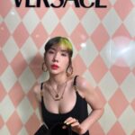 Riisa Naka Instagram - ヴェルサーチェのブランド最⼤級のポップアップストアが
阪急うめだ本館3階 モード ポップ アップ サーカスにて
本日の4⽉3⽇(水)～28日(日)までオープン🌹

今日はポップアップ初日💖
阪急うめだに遊びに行ってきました✈️✨

昨年のミラノコレクションで発表されたメデューサ'95✨ミラノでショーをみたその日からとっても楽しみにしていてやっと日本でお目にかかれた🥹💕
ダイアナ妃が当時使用していたハンドバッグからインスピレーションを得て作られたトップハンドルバッグが中心となりたくさんの新作をチェックできる今回のチャンスをお見逃しなく💋

プリクラもあったり楽しかったぁ😻
社長のパスクアレ・デ・サンティスさんともミラノぶりにご挨拶できました✨

私の目星はピンクのリボンバレエシューズ🩰とカチューシャ🎀✨スーパーモテ💕💕💕

@Versace
#Versace
#VersaceMoments
#VersaceSS24
#VersaceIcons
#PR