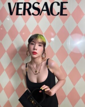 Riisa Naka Instagram - ヴェルサーチェのブランド最⼤級のポップアップストアが
阪急うめだ本館3階 モード ポップ アップ サーカスにて
本日の4⽉3⽇(水)～28日(日)までオープン🌹

今日はポップアップ初日💖
阪急うめだに遊びに行ってきました✈️✨

昨年のミラノコレクションで発表されたメデューサ'95✨ミラノでショーをみたその日からとっても楽しみにしていてやっと日本でお目にかかれた🥹💕
ダイアナ妃が当時使用していたハンドバッグからインスピレーションを得て作られたトップハンドルバッグが中心となりたくさんの新作をチェックできる今回のチャンスをお見逃しなく💋

プリクラもあったり楽しかったぁ😻
社長のパスクアレ・デ・サンティスさんともミラノぶりにご挨拶できました✨

私の目星はピンクのリボンバレエシューズ🩰とカチューシャ🎀✨スーパーモテ💕💕💕

@Versace
#Versace
#VersaceMoments
#VersaceSS24
#VersaceIcons
#PR