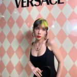 Riisa Naka Instagram - ヴェルサーチェのブランド最⼤級のポップアップストアが
阪急うめだ本館3階 モード ポップ アップ サーカスにて
本日の4⽉3⽇(水)～28日(日)までオープン🌹

今日はポップアップ初日💖
阪急うめだに遊びに行ってきました✈️✨

昨年のミラノコレクションで発表されたメデューサ'95✨ミラノでショーをみたその日からとっても楽しみにしていてやっと日本でお目にかかれた🥹💕
ダイアナ妃が当時使用していたハンドバッグからインスピレーションを得て作られたトップハンドルバッグが中心となりたくさんの新作をチェックできる今回のチャンスをお見逃しなく💋

プリクラもあったり楽しかったぁ😻
社長のパスクアレ・デ・サンティスさんともミラノぶりにご挨拶できました✨

私の目星はピンクのリボンバレエシューズ🩰とカチューシャ🎀✨スーパーモテ💕💕💕

@Versace
#Versace
#VersaceMoments
#VersaceSS24
#VersaceIcons
#PR