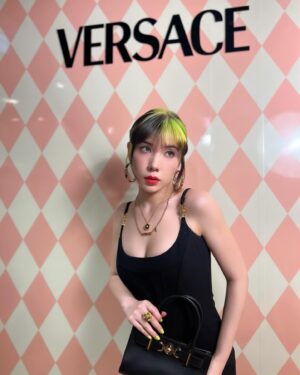 Riisa Naka Instagram - ヴェルサーチェのブランド最⼤級のポップアップストアが
阪急うめだ本館3階 モード ポップ アップ サーカスにて
本日の4⽉3⽇(水)～28日(日)までオープン🌹

今日はポップアップ初日💖
阪急うめだに遊びに行ってきました✈️✨

昨年のミラノコレクションで発表されたメデューサ'95✨ミラノでショーをみたその日からとっても楽しみにしていてやっと日本でお目にかかれた🥹💕
ダイアナ妃が当時使用していたハンドバッグからインスピレーションを得て作られたトップハンドルバッグが中心となりたくさんの新作をチェックできる今回のチャンスをお見逃しなく💋

プリクラもあったり楽しかったぁ😻
社長のパスクアレ・デ・サンティスさんともミラノぶりにご挨拶できました✨

私の目星はピンクのリボンバレエシューズ🩰とカチューシャ🎀✨スーパーモテ💕💕💕

@Versace
#Versace
#VersaceMoments
#VersaceSS24
#VersaceIcons
#PR