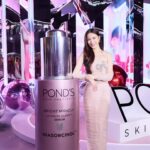 Worranit Thawornwong Instagram - งานสวยเกิ้นนนนน ✨ ครั้งแรกในเอเชีย กับ Pop-up Store ของ Pond’s Skin Institute งานนี้ POND‘S เขาจัดงานMiracles Happen ยิ่งใหญ่จริงๆ ที่กรี๊ดสุดคือได้เจอ TZUYU ด้วย 🌷💗 

ต้องมีแล้วนะ ! POND’S Bright Miracle Serum 💓 ปรับสูตรใหม่จริงจังเรื่องวิทยาศาสตร์มากขึ้น เพราะส่วนผสมสุดปังอย่าง Niasorcinol™️ ช่วยผิวสวยกระจ่างใสกันไปเลย 🌷✨ 

@pondsthailand 

#PondsTH
#MiraclesHappen
#PondsSkinInstituteTH