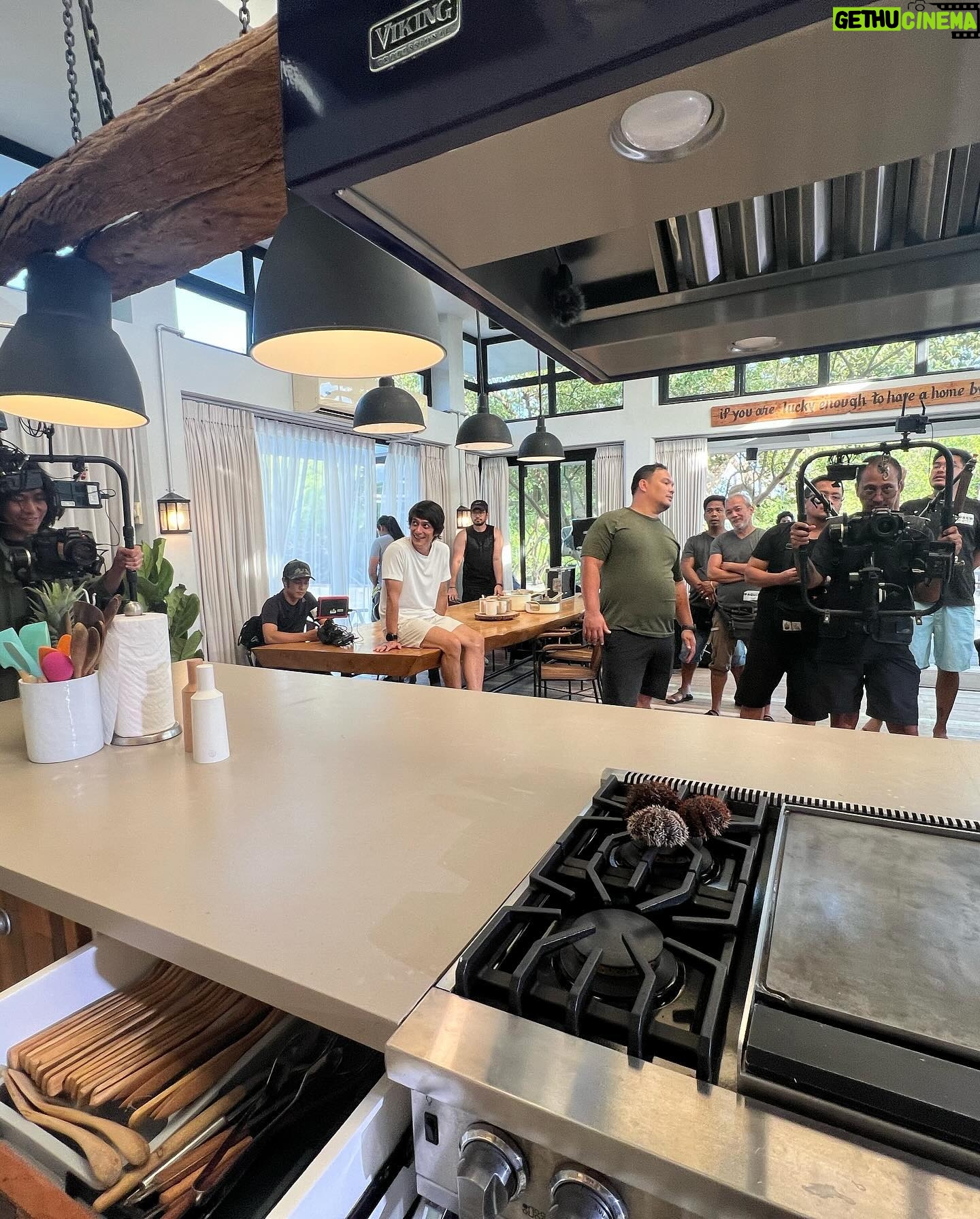 Judy Ann Santos Instagram - Hindi ko alam kung paano at saan ako magsisimulang magpasalamat sa mga taong asa likod ng judy ann’s kitchen .. 🥹 halos anim na bwan kami inabot sa pagpepreprod, pagbuo ng team, ng concepto at lahat ng iba pang mga bagong gusto kong mailabas sa judy ann’s kitchen. Walang bahid ng banas at pikon sa pagbuo kasi lahat nagtiwala at naniwala na masaya at magaan na pagbabalik ang gusto ko. Maraming salamat sa aking mga kaibigan sa industriya.. @totosaracho @dmsboongaling @jojitlorenzo , sa walang pagdadalawang isip na umarte sa teaser namin.. isang mensahe lang, oo agad… walang tanong tanong.. ( masyado.. 🤭) titow @odysseyflores salamat sa pagsama sa produksyong binuo natin kasama ng mga top notch boys mo ( naks naman.. 😏😏) nakakakilig isipin na napakalayo na ng narating ng JAK. ❤️ manay @ethelme thank you sa paggabay and pagtutok sa bawat elemento at anggulo na kailangan para makabuo ng isang maayos na production, kasama ang mga supling mo .. salamat at magkasama na tayo uli.. @diongsky @tippyf .. salamat mga anak sa lahat lahat ng suporta sa lahat ng bagay sa buhay ko., mapa trabaho o personal.. alam kong maasahan namin kayo. @juansarte @jeffreyaromin thank you sa pagpapaganda sa akin sa pagbabalik ko sa kusina.. masyado nyong ginalingan.. kahit ako na freshan sa hitsura ko e. 🤭 @_barboleda_ @ralph.mercado @promaryjane thank you dahil sa bawat pagtalon ko, andyan kayo para suportahan ako.. ❤️❤️ at higit sa lahat.. sa buhay ko.. @ryan_agoncillo thank you bub.. for always, always being there.. for calming me pag nakikita mong balisa ako, aa paghawak sa kamay ko pag ninenerbyos ako, sa pagpapaalala sa aking huminga sa mga oagkakataong naooverwhelm ako.. sa pag akap sa akin ng mahigpit sa mga oras na kahit hindi ko alam kailangan ko .. alam mo lagi kung kelan yun.. sa tatlo naming supling.. kayo ang inspirasyon ko.. habang buhay.. ❤️❤️ at sa lahat po ng naghintay at nakapanood na.. maraming maraming salamat.. nakakataba ng puso ang lahat ng mga komento ninyo… ❤️❤️ #forevergrateful #judyannskitchenisback