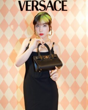 Riisa Naka Instagram - ヴェルサーチェのブランド最⼤級のポップアップストアが
阪急うめだ本館3階 モード ポップ アップ サーカスにて
本日の4⽉3⽇(水)～28日(日)までオープン🌹

今日はポップアップ初日💖
阪急うめだに遊びに行ってきました✈️✨

昨年のミラノコレクションで発表されたメデューサ'95✨ミラノでショーをみたその日からとっても楽しみにしていてやっと日本でお目にかかれた🥹💕
ダイアナ妃が当時使用していたハンドバッグからインスピレーションを得て作られたトップハンドルバッグが中心となりたくさんの新作をチェックできる今回のチャンスをお見逃しなく💋

プリクラもあったり楽しかったぁ😻
社長のパスクアレ・デ・サンティスさんともミラノぶりにご挨拶できました✨

私の目星はピンクのリボンバレエシューズ🩰とカチューシャ🎀✨スーパーモテ💕💕💕

@Versace
#Versace
#VersaceMoments
#VersaceSS24
#VersaceIcons
#PR