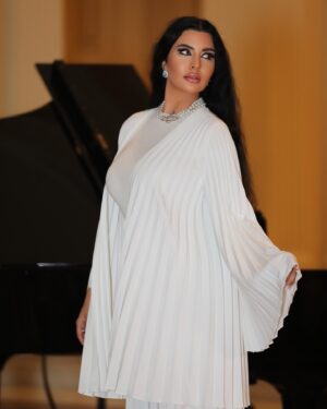Lamitta Frangieh Instagram - Dubai Nights 🌙✨
Outfit @musedboutique 
📸 @se3aphotography 
Makeup @lasirenegroup 
@palazzoversacedubai 
.
.
#dubainight #lamittafrangieh #palazzoversacedubai #brunette #iconic #ladyinwhite