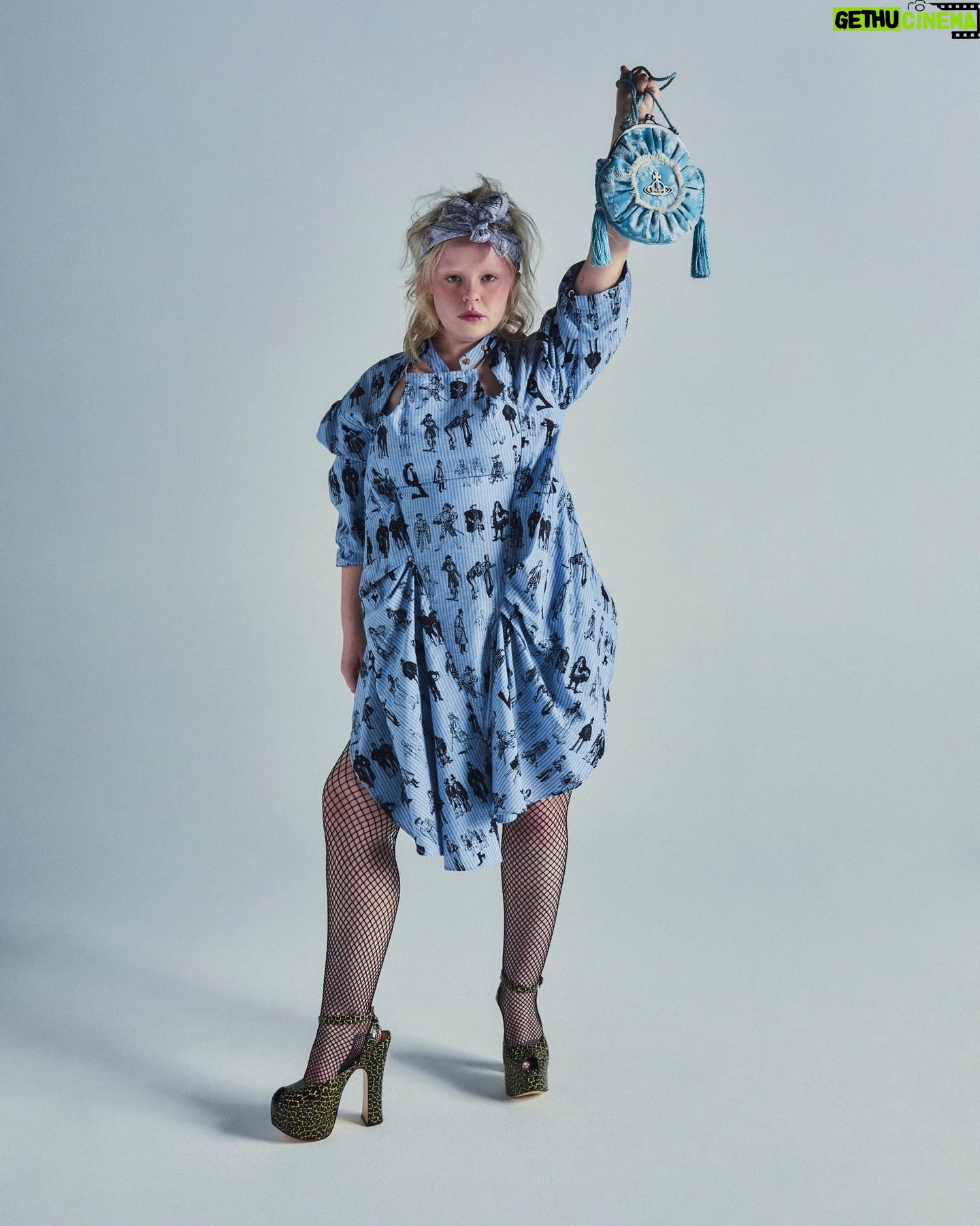 Vivienne Westwood Instagram - This season's womenswear revives once-loved treasures of the past. Styles feature our Seaweed Jacquard, with a design that originates from the Autumn-Winter 1998 collection 'Tied to the Mast', our 'Evolution of Man' motif, printed over our Classic Shirting fabric, and more across luxury garments and accessories.
Now available online and across our boutiques.
#VWSS24
