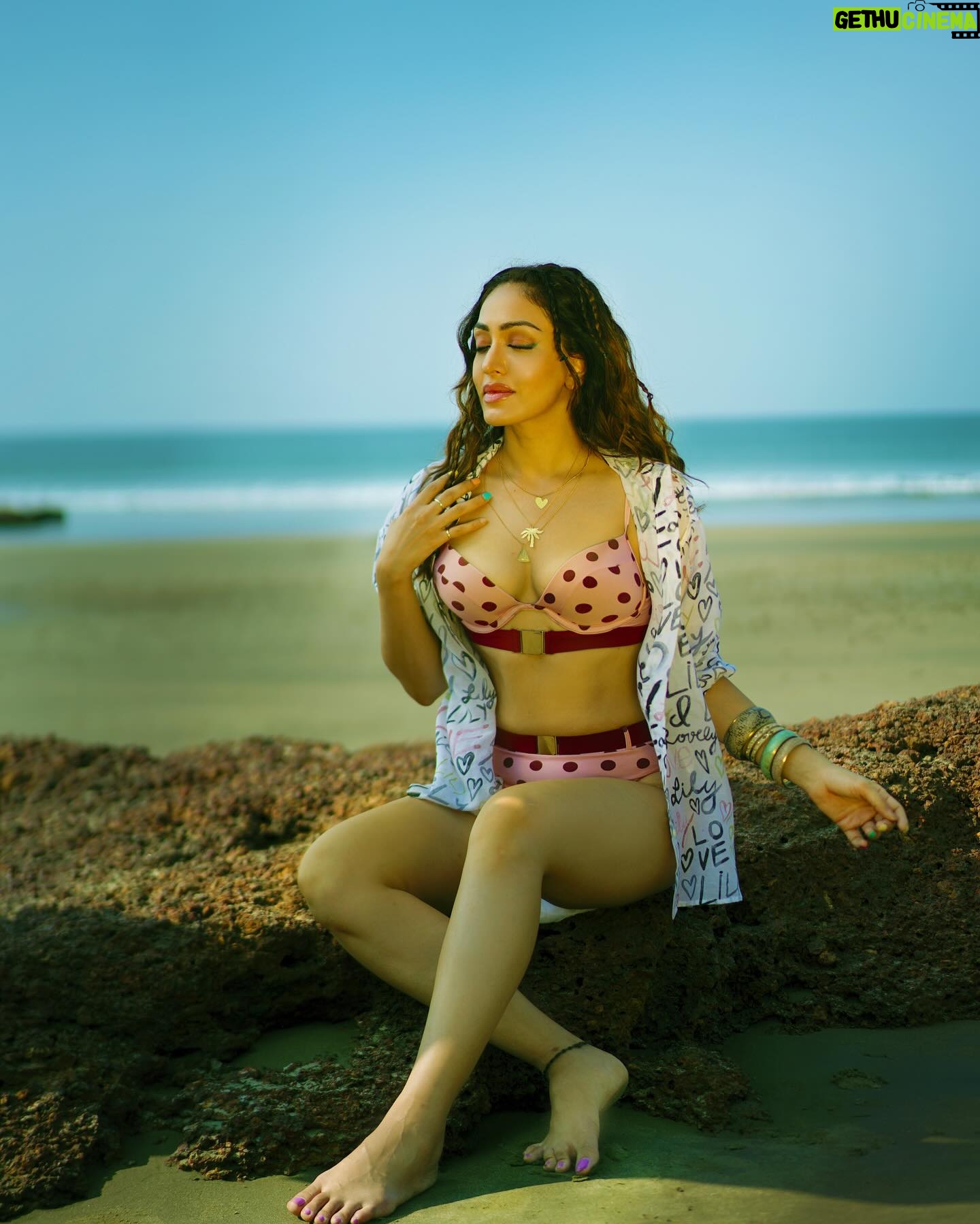 Khushali Kumar Instagram - A bit of pink and polka dots can never go wrong. A happy feel & trend you’ll see a lot this summer ☀️🩷🏖️
#SummerIsHere #PolkaDot #Fashion